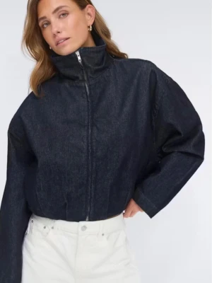 Mörkblå oversized jeansjacka - Snygg mörkblå jeansjacka med hög krage och dragkedja framtill. Jackan har en oversized passform och långa ärmar, vilket ger en cool och avslappnad look. Perfekt att styla med både jeans och kjol för en trendig outfit.