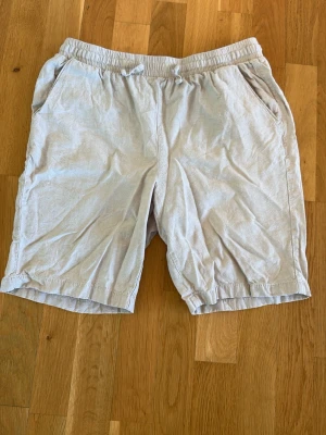 Beige linneshorts - Ljusbeige shorts i linne och viskos. Storlek 170. 
