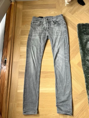 Dondup jeans  - Hej säljer dessa dondup jeans köpta från nk för att det är lite för små de är i flex material och o Waits 30 men de sitter lite mer som 29 modellen på bilden är ca 178 och de är ca 95-98 cm långa de har inga defekter dessutom är de i modell George. Nypris ca 3000