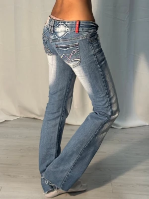 Low bootcut Crazy Age jeans 10083 - Midjemått: 35cm. Gren: 16cm. Innerbenslängd: 80cm. Storlek 36, men uppskattas passa 34.) Kolla in min profil, följ för fler plagg🙌