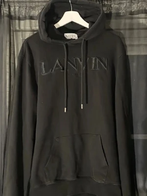 Svart lanvin hoodie - Säljer en sprillans ny lanvin hoodie i storlek M/L, den har aldrig används och har inga fläckar eller hål. Kom gärna privat för mer information eller bilder på hoodien. Priset kan alltid ändras😊 står S på den men passar större än S