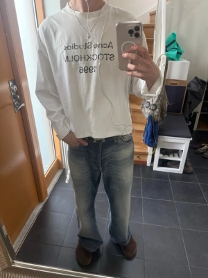 Acen Studios Long Sleeve - Säljer min vita skräddar-croppade Acne Studios long sleeve då den tyvärr blev lite kort för mig efter skräddarbesöket. Ursprungligen S men numera XS. 179cm/70kg som referens. Då den croppats med ca. 10-12cm skars tyvärr skötseletiketten av, men den är givetvis äkta. Lite färg finns kvar från croppandet men det tvättas busenkelt bort, annars precis som ny!😁