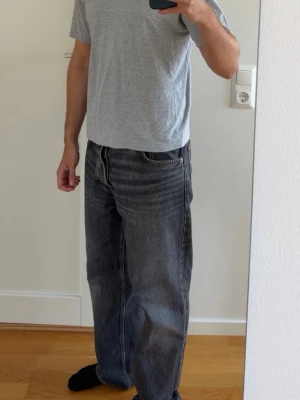 T-shirt  - Grå T-shirt. Storlek S. 