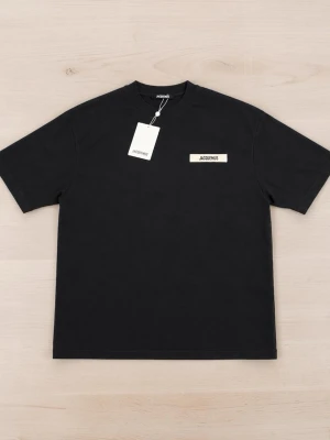 JACQUEMUS T-shirt - Säljer min JACQUEMUS t-shirt i storlek S. Svart färg med den klassiska loggan på bröstet. T-shirten är i mycket fint skick och har använts sparsamt. Originaltaggen finns kvar.  Passar bra till både vardags och en mer uppklädd stil.  📍Storlek: S 🎨 Färg: Svart ✅ Skick: Mycket   Hör av dig om du har några frågor eller vill ha fler bilder!
