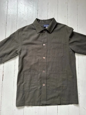 Ststudios overshirt olivgrön herr - Mycket bra skick, storlek XS men funkar också på S.