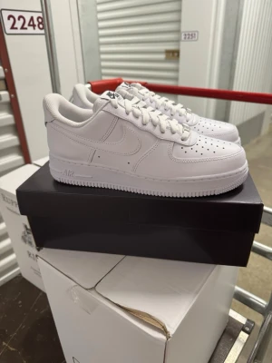 Nike Air Force 1 '07 Flyease vita sneakers strl 42 - Helt nya oanvända Nike Air Force 1 '07 Flyease vita sneakers strl 42  Skorna har inte blivit använda eller testade. Original kartong medföljer  Nypris hos Nike 1400 kr!