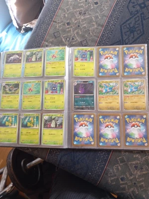 Pokémonkort i samlarpärm - Säljer en samling japanska Pokémonkort i en genomskinlig samlarpärm. Korten har olika motiv och färger, bland annat elds- och vattenpokémon. Perfekt för dig som vill utöka din samling eller börja samla Pokémonkort. Det är japanska kort. Alla är äkta. Jag har tre sidor till med kort. Men man kunde bara ha 7 foton i annonsen. Om man vill ha foton på dom korten så kontakta mig. Dom kommer i en Pikachu pokemonpärm. Jag har ingen aning om pris. Pris ka diskuteras.🙌