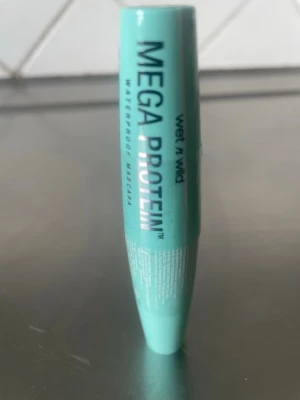 Wet n Wild Mega Protein Mascara - Wet n Wild Mega Protein Mascara i en mintgrön tub med svart text. Mascaran är vattenfast och har en smidig, avlång form som är enkel att hålla i. Perfekt för dig som vill ha definierade fransar och ett naturligt resultat.