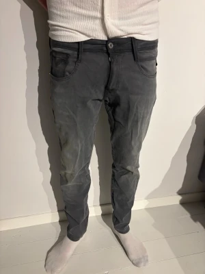 Grå slim fit jeans från replay  - Säljer ett par grå slim fit jeans. Jeansen har fem fickor, bälteshällor och knappgylf. Passformen är smal och benen är raka. Perfekta för en avslappnad och trendig stil. Använda fåtal gånger 
