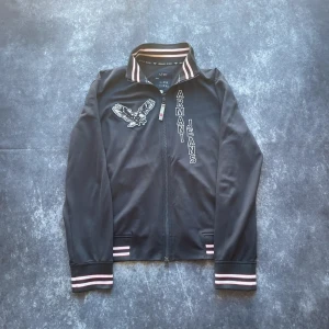 Armani Jeans mörkblå vintage zip-up-tröja för herrar i storlek XL - Mörkblå Armani Jeans Vintage Zip Up-tröja för herrar i storlek XL. Kvalitativt material och en tidlös modell.  Skick enligt bilderna.  Mått finns på bilderna  Skickas inom ett dygn Spara på priset och frakten genom att sätta ihop ett paket  Mer information finns på min profil