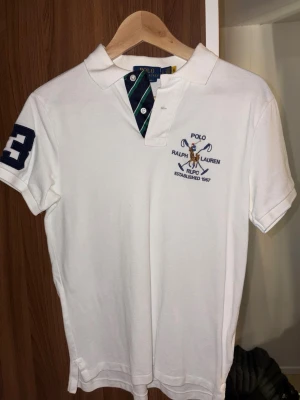 Vit pikétröja från Ralph Lauren - Klassisk vit pikétröja från Ralph Lauren. Helt ny