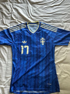 Sverige tröja borta - En borta Sverige tröja med tryck nr 17 Gyökeres.🤩 Perfekt inför nations league efter sommaren. Storlek Xl har använt den fåtal gånger så bra skick🤗hör av er vid funderingar🤝