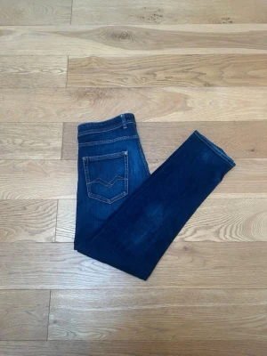 Marinblå Replay jeans straight - Säljer dessa Replay jeans i färgen mörkblå! Jeansen är i modell Grover vilket motsvarar Straight fit. Storlek är 34/32 vilket passar perfekt för mig som är 188cm 80kg. Inga defekter gör gärna av er vid frågor!