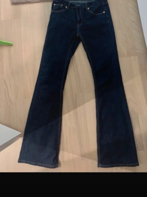 Helt nya jeans  - Säljer ett par mörkblå jeans med bootcut och låg midja. Från lager 157, nypris 400kr. Storlek 38