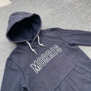 Morris hoodie - Säljer denna riktigt feta Morris hoodie!🙌 Storlek: XS⭐️ Stick: 9/10🌟 Hör gärna av er om ni har några frågor🤝