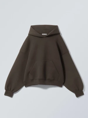 Brun hoodie weekday scuba  - Säljer en mörkbrun oversized hoodie med stor huva och rymlig känguruficka framtill. Hoodien har breda ärmar och ribbade muddar vid ärmslut och nederkant. Perfekt för en avslappnad och trendig look. ANVÄND EN GÅNG