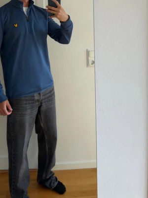 Half zip - Lyle & Scott mörkblå half zip. Storlek S.