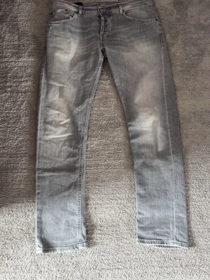 Dondup jeans  - Säljer dessa riktigt snygga Dondup jeans som är i ett extremt bra skick, inga defekter. 