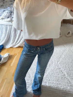 Ljusblå bootcut low waist jeans - Säljer ett par ljusblå jeans med låg midja och bootcut passform. Passar mig ganska bra som är 161, men lite långa! Super fint skick!