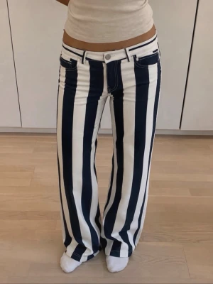 Randiga jeans Zara - Skiiit snygga jeans från Zara som är helt slutsålda. Helt nya med lappen kvar!!! (Ord pris: 500kr) Low waist wide leg