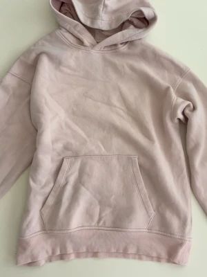 Ljusrosa hoodie - säljer en ljusrosa hoddie med ficka, i storlek 158/164