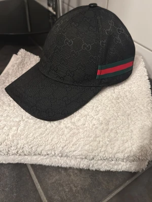 Svart GG Keps - Svart keps från GG köp fler varor vid billigare pris