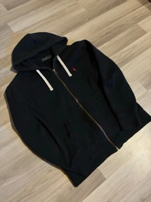 Ralph lauren hoodie - 9/10 Skick basic wear | Storlek M | Mitt pris 549KR | Hör av dig vid funderingar
