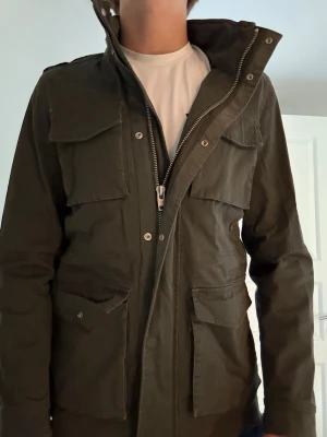Mörkgrön field jacket  - En mörkgrön/olivfärgad Field jacket från Rockandblue i toppskick!