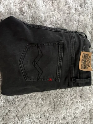 Helt nya replay jeans - Helt nya Replay jeans i storlek 10a/142cm  Färg: 🎨 mörk grå  Helt nya. Kvitto finns. Slim fit.  Nypris 999kr  Vårt pris 199kr