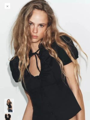 Svart blus från Zara - Super snygg svart blus från Zara, aldrig använd pga den är för liten för mig💗