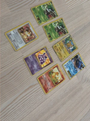 Samling Pokémonkort, 7 st - Säljer en samling med sju Pokémonkort i olika färger och motiv. Korten har klassisk gul ram och visar bland annat nidoking, shaymin (ex), blastoise, evee, pikachu och charmander. Perfekt för dig som gillar samlarkort eller vill utöka din Pokémonkollektion. Jag räknar ej med pris för pikachu pågrund av skicket och även 1 st shaymin ex så dessa kort medföljer gratis