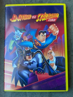 Batman & Stålmannen filmen DVD - DVD-film med Batman och Stålmannen. Speltid: 58 minuter. Textning: Svenska, danska, norska, engelska. För hörselskadade: engelska. Extra material: Trailer.  Finns på språk: Svenska, Engelska, Danska   OBS!! skivorna är begagnade så det kan förekomma repor/hairlines på skivorna, men då jag kollar igenom alla filmer jag säljer garanterar jag att alla funkar felfritt om inget annat står! :)