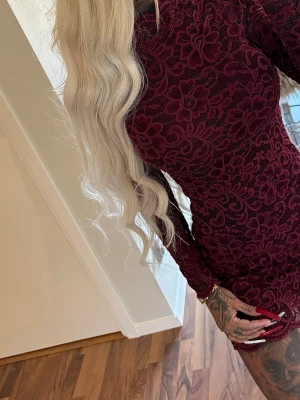 Mörkröd klänning  - Mörkröd klänning, en knapp börjar lossa därav pris 💋 ▪️ TikTok - Ginise 