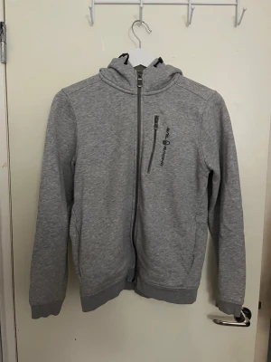 Zip hoodie Sail racing - Superfin zip hoodie från Sail racing, i storlek 160.🤍