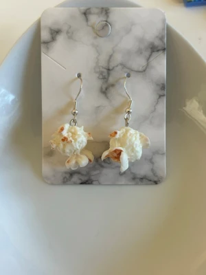 Örhängen popcorn  - Örhängen med nickelfria örkrokar💕