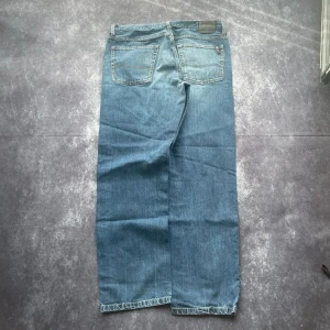 Big Star ljusblå jeans för herrar i storlek W36 L34 - Mått: Midja: 46 cm Benslut: 22 cm Lår: 35 cm Totallängd: 109 cm  Snabb leverans inom 24 timmar Spara på priset och frakten genom att sätta ihop ett paket  Mer information finns på min profil 6-8