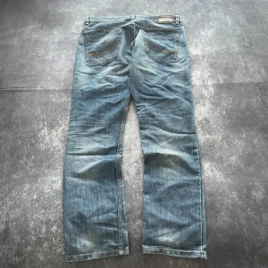Tom Tailor whiskered vintagejeans i denim för herrar i storlek W36 L34 - Mycket fint skick och snyggt slitage! W/L är uppskattade utifrån måtten.  Midja: 48 cm Benslut: 21 cm Lår: 34 cm Totallängd: 110 cm  Skickas inom ett dygn Spara på priset och frakten genom att sätta ihop ett paket  Mer information finns på min profil 13-279