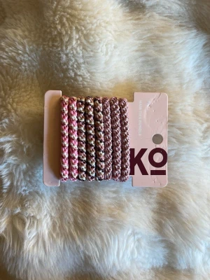 Knekis!🤍🫰🏻💕 - 8 stycken fina glitriga knekis! Har aldrig använt därför dom sitter kvar på kartonglappen