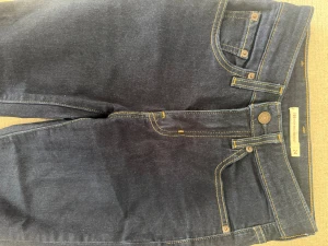 Mörkblå skinny jeans med gylf - Säljer ett par mörkblå skinny jeans med klassisk femficksmodell och gul kontrastsöm. Jeansen har knapp och dragkedja i gylfen samt smal passform hela vägen ner. Perfekta för dig som gillar en enkel och stilren look.
