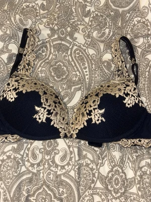 Intimissimi bh - En mörkblå bh i 75C som är i fint skick!! Fråga om flera bilder eller andra prisförslag!
