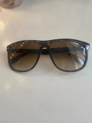 Rayban boyfriend  - Säljer dessa rayban boyfriend som är i ett grymt skick. Leopard färg.Självklart äkta. Digitalt kvitto finns. Hör av dig vid minsta lilla fundering! 
