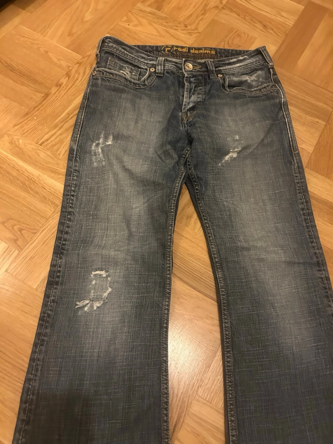 Blå slitna bootcut jeans - 1