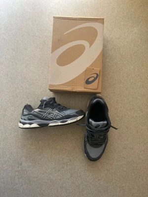 Asics sneakers - Snygga grå sneakers från Asics med klassisk mesh och syntetmaterial. De är grå/vita och är på perfekt skick. Använda bara 3 gånger och är storlek 44. Skriv för fler bilder och frågir