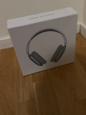 Apple AirPods Max hörlurar silver - Snygga over-ear hörlurar från Apple i modellen AirPods Max. Färgen är silver och designen är stilren med mjuka former och metallmaterial. Perfekta för dig som vill ha grymt ljud och modern look. Levereras i originalförpackning.Dm vid intresse 😊