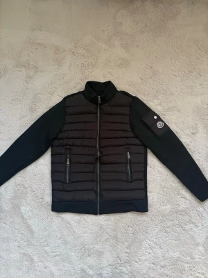 Moncler cardigan svart - Snygg svart moncler cardigan.