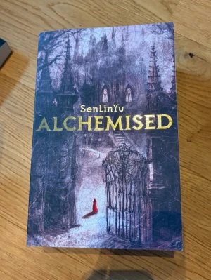 Alchemised av SenLinYu - Säljer denna populära booktok bok. Boken är läst men i fint skick utan skador eller defekter. Boken är på engelska. Nypris 259kr. Pris kan självklart diskuteras vid snabb affär. Bundles går att köpa! Kolla gärna in min profil för fler böcker och tveka inte på att höra av dig vid frågor!💕