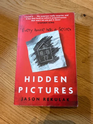 Hidden Pictures av Jason Rekulak - Säljer denna populära booktok bok. Boken är läst men i fint skick utan skador eller defekter. Boken är på engelska. Nypris 159kr. Pris kan självklart diskuteras vid snabb affär. Bundles går att köpa! Kolla gärna in min profil för fler böcker och tveka inte på att höra av dig vid frågor!💕