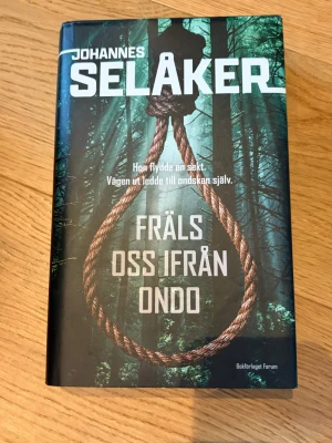 Fräls oss ifrån ondo av Selåker - Boken är läst men i fint skick utan skador eller defekter. Boken är på svenska. Den är hardback. Nypris 129kr. Pris kan självklart diskuteras vid snabb affär. Bundles går att köpa! Kolla gärna in min profil för fler böcker och tveka inte på att höra av dig vid frågor!💕