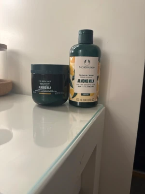 The Body Shop Almond Milk duo - Säljer ett set med Almond Milk Shower Cream och Almond Milk Body Yogurt från The Body Shop. Duschkrämen är vegansk och mild, medan body yogurten ger återfuktande fukt. Båda produkterna har en fräsch, mjuk doft och kommer i plastförpackningar med gröna och vita detaljer. Krämen är oanvänd men tvålen är använd 2 gånger se bild