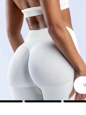 Vita Dfyne tights  - Stolen S använda typ 2 gånger, sitter perfekt. Stolex S. De är vita / lite kräm nypris 800